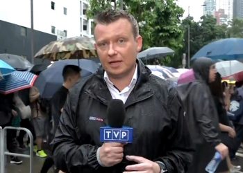 Honkong: Reporter TVP prowadził relację w ulewnym deszczu. Podeszła do niego kobieta z parasolkę