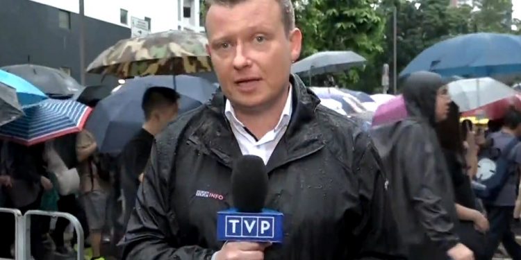 Honkong: Reporter TVP prowadził relację w ulewnym deszczu. Podeszła do niego kobieta z parasolkę