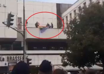 Tęczowa flaga podczas rocznicy wybuchu Powstania Warszawskiego