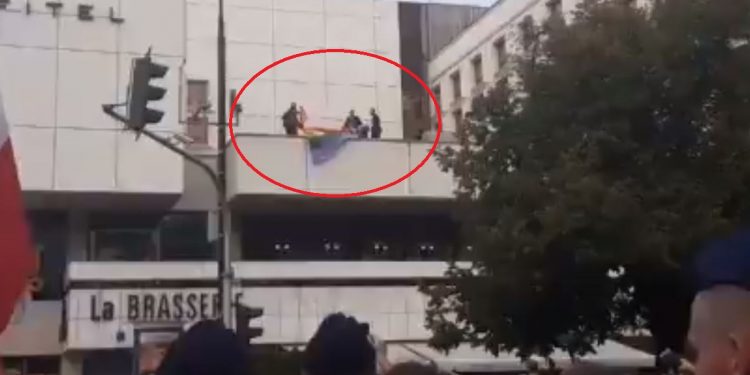 Tęczowa flaga podczas rocznicy wybuchu Powstania Warszawskiego