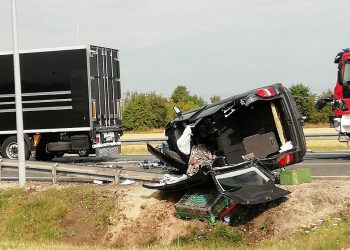 Łódzkie: Błąd 85-latka doprowadził do tragedii. Kierowca został wepchnięty pod tira