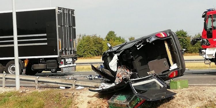 Łódzkie: Błąd 85-latka doprowadził do tragedii. Kierowca został wepchnięty pod tira