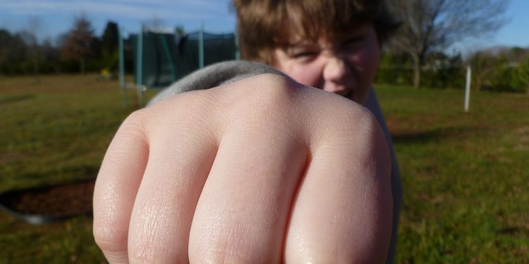 Szkolne inwektywy: dziewczyny słyszą inne wyzwiska niż chłopcy