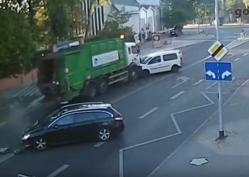 Gorzów: Śmieciarka bez kierowcy taranowała samochody [WIDEO]