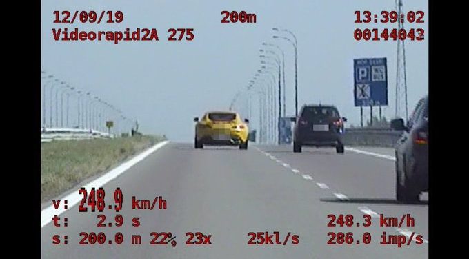 Pirat drogowy jechał 248 km/h! Złapała go policja