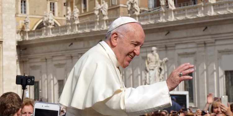 Papież Franciszek uwięziony w windzie. Konieczna interwencja strażaków