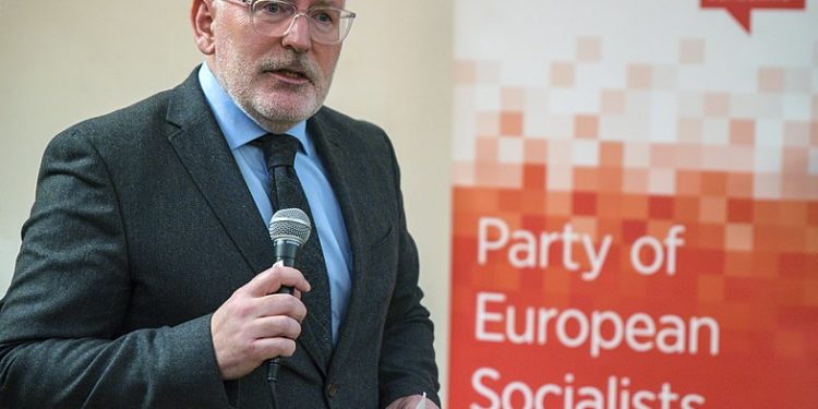 Timmermans pisze do muzułmanów i wskazuje powód terroryzmu