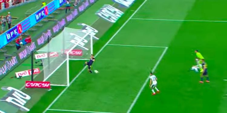 Piłkarz okazał się lepszy od… bramkarza! „Najlepsza obrona w historii”