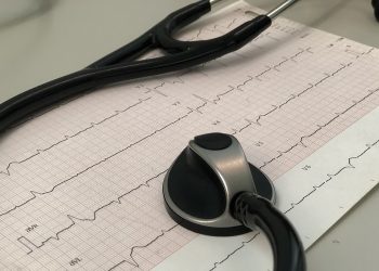 Kardiolodzy nauczą komputery opisu EKG