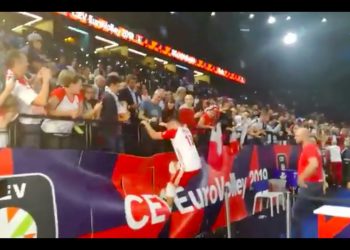 Polski siatkarz narozrabiał po meczu z Francją. Uszkodził transparenty [WIDEO]