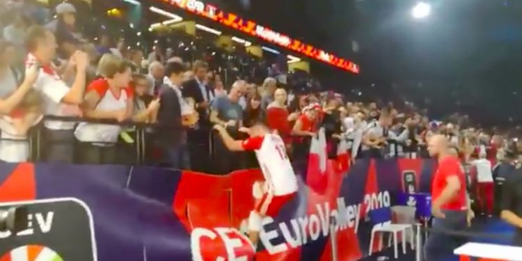 Polski siatkarz narozrabiał po meczu z Francją. Uszkodził transparenty [WIDEO]