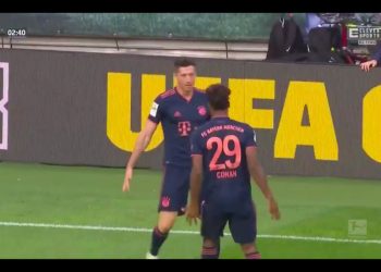 Lewandowski znów dał popis. Fantastyczna bramka w hicie Bundesligi [WIDEO]