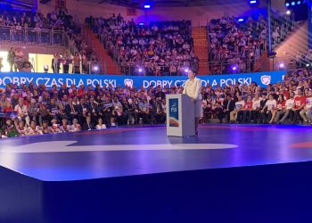 Beata Szydło kpi na konwencji: „Broszka jest tutaj”