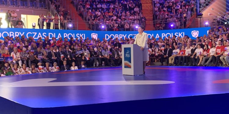 Beata Szydło kpi na konwencji: „Broszka jest tutaj”