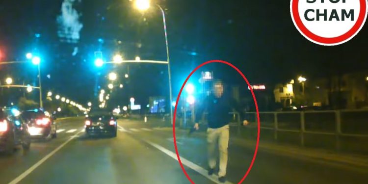 Warszawa: Wysiadł z auta i wyjął maczetę. Kierowca był przerażony [WIDEO]