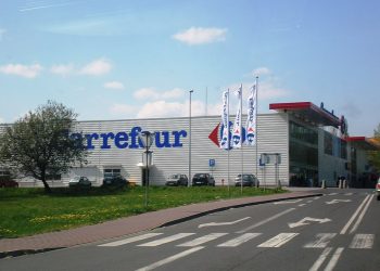 Carrefour znalazł sposób na zakaz handlu. Sieć pojawi się na stacjach paliw!