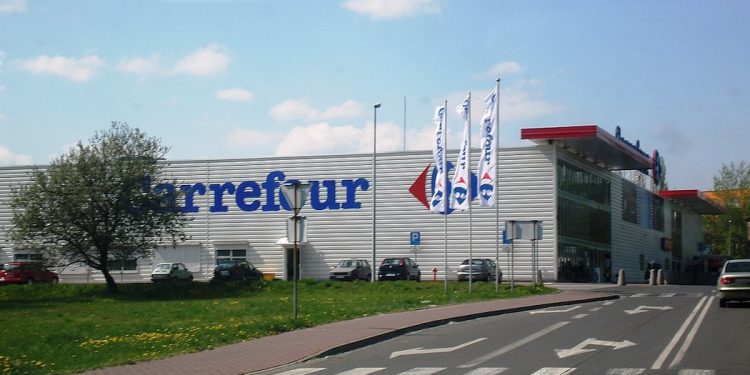 Carrefour znalazł sposób na zakaz handlu. Sieć pojawi się na stacjach paliw!