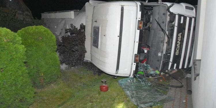 Ciężarówką staranował dwa domy. Był pijany