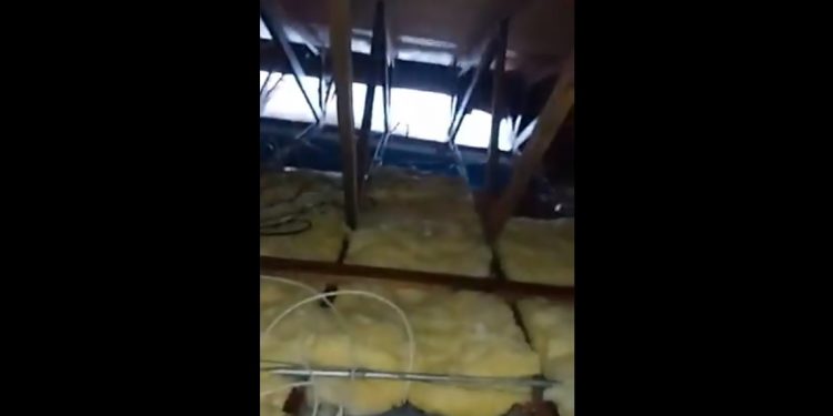 Potężna siła huraganu Dorian. Woda wdziera się na poddasze! [WIDEO]