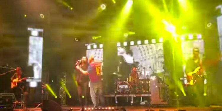 Wstyd na dożynkach. Pijany wójt wszedł na scenę i „walczył” z wokalistą o mikrofon [WIDEO]