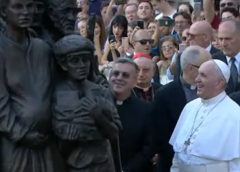 Rzym: Papież Franciszek odsłonił rzeźbę poświęconą uchodźcom