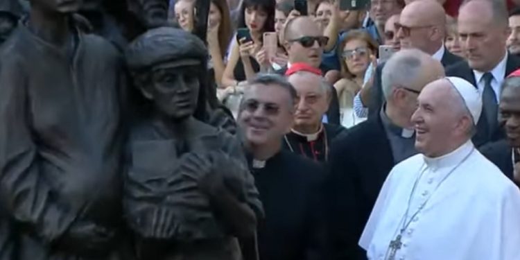 Rzym: Papież Franciszek odsłonił rzeźbę poświęconą uchodźcom