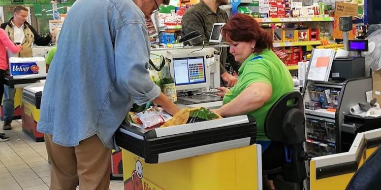 Coraz drożej w dyskontach. Podwyżki najbardziej odczuły rodziny. W najlepszej sytuacji są seniorzy