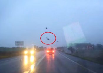 Dolnośląskie: Przerażający wypadek młodego kierowcy. Siła uderzenia wyrzuciła go na drugą stronę jezdni [WIDEO]