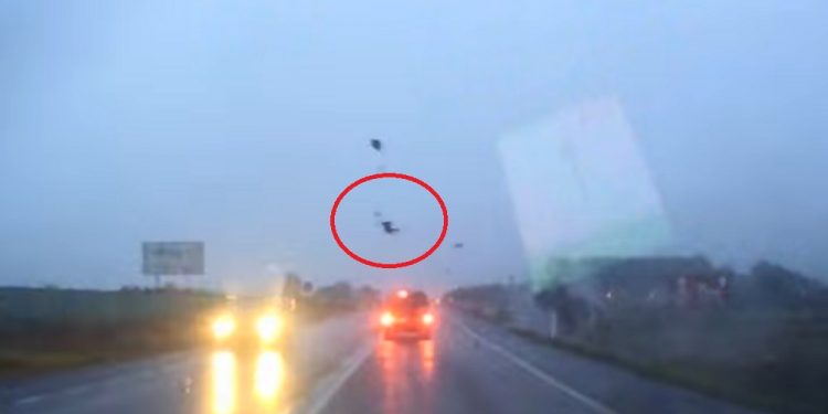 Dolnośląskie: Przerażający wypadek młodego kierowcy. Siła uderzenia wyrzuciła go na drugą stronę jezdni [WIDEO]