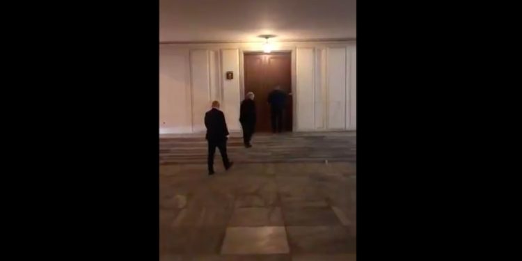 Poseł PO potajemnie nagrał Kaczyńskiego. „Tak do Sejmu wchodzi paradykator” [WIDEO]