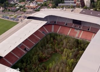 Na płycie stadionu w Klagenfurcie pojawił się las. 11 lat temu grali tu Polacy