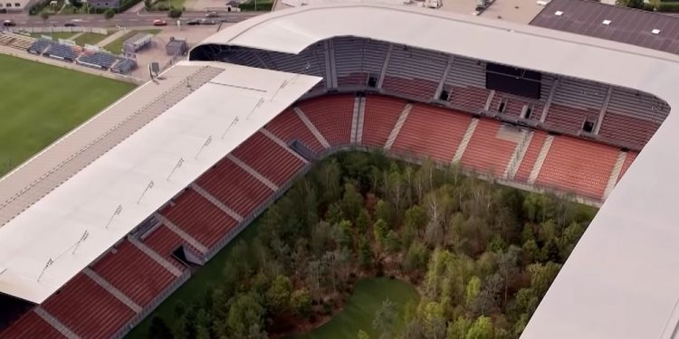 Na płycie stadionu w Klagenfurcie pojawił się las. 11 lat temu grali tu Polacy
