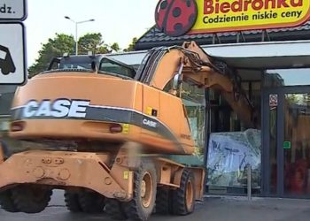 Warszawa: Koparka utknęła w sklepie Biedronka. To była próba kradzieży?