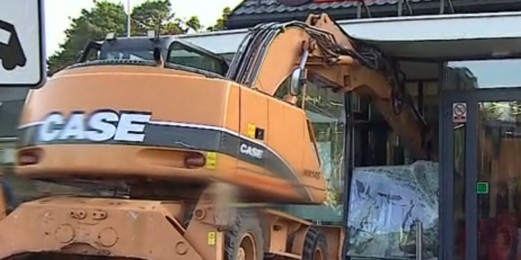 Warszawa: Koparka utknęła w sklepie Biedronka. To była próba kradzieży?