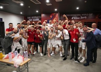 Tak wyglądała radość polskich koszykarzy w szatni. Prezes PZKosz spełnił życzenie Gortata [WIDEO]