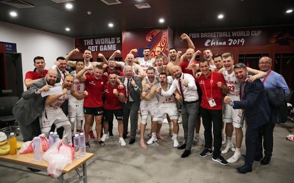 Tak wyglądała radość polskich koszykarzy w szatni. Prezes PZKosz spełnił życzenie Gortata [WIDEO]