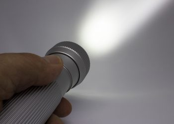 Nietypowa forma protestu uczniów. Przyszli z… latarkami