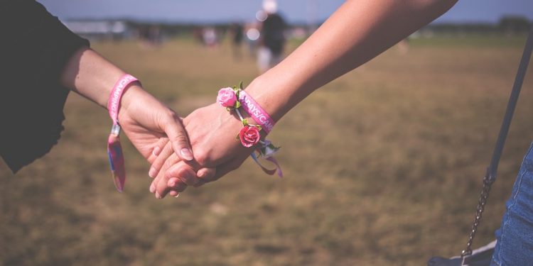 Polacy bardziej tolerancyjni? Coraz więcej osób zgadza się na małżeństwa jednopłciowe