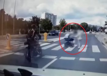 Rozpędzony motocyklista uderzył w wózek z dzieckiem i uciekł. Nie wiedział, że został nagrany [WIDEO]