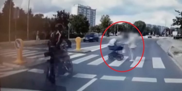 Rozpędzony motocyklista uderzył w wózek z dzieckiem i uciekł. Nie wiedział, że został nagrany [WIDEO]