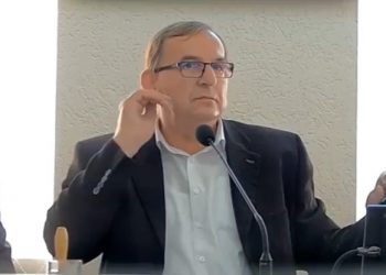 Wulgarne słowa radnego podczas sesji. Zapomniał wyłączyć mikrofonu. „Ch*ja gonić i koniec”