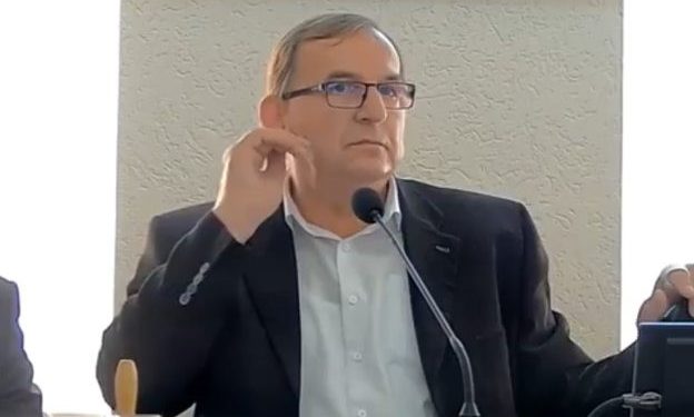 Wulgarne słowa radnego podczas sesji. Zapomniał wyłączyć mikrofonu. „Ch*ja gonić i koniec”