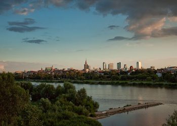 Warszawa. Spadł z 18. piętra na innego człowieka