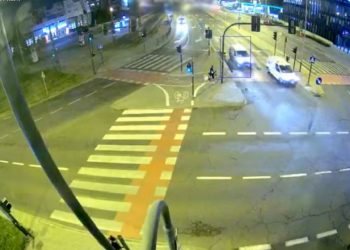 Kraków: Wjechał na skrzyżowanie na czerwonym świetle. Pasażerka nie miała szans