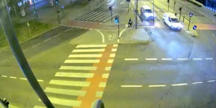 Kraków: Wjechał na skrzyżowanie na czerwonym świetle. Pasażerka nie miała szans