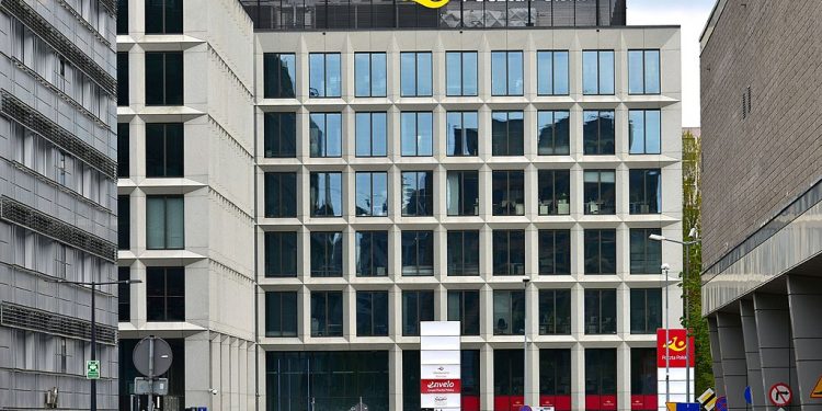 Poczta Polska zwolniła pracownika za wpis na Facebooku. „Za bardzo fikał”