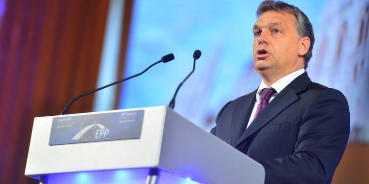 Viktor Orban gratuluje PiS. Mówi o „polskich przyjaciołach”