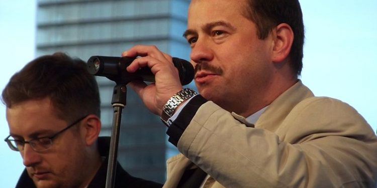 Artur Zawisza potrącił rowerzystkę. Nie miał prawa jazdy?