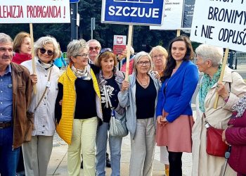 Nowa kontrowersyjna posłanka już protestuje pod Sejmem. Boi się… rozwiązania Senatu