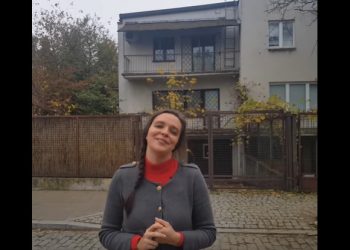 Jachira poszła pod dom Kaczyńskiego. Znów drwi [WIDEO]